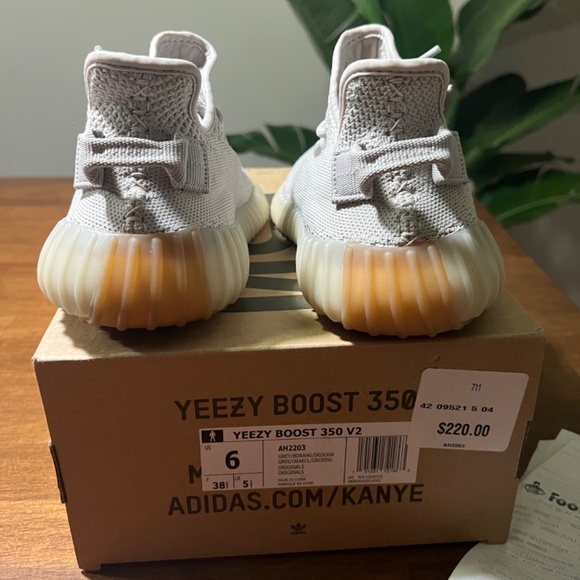 Yeezy 350 sesame size 6 like new - Picture 4 of 6